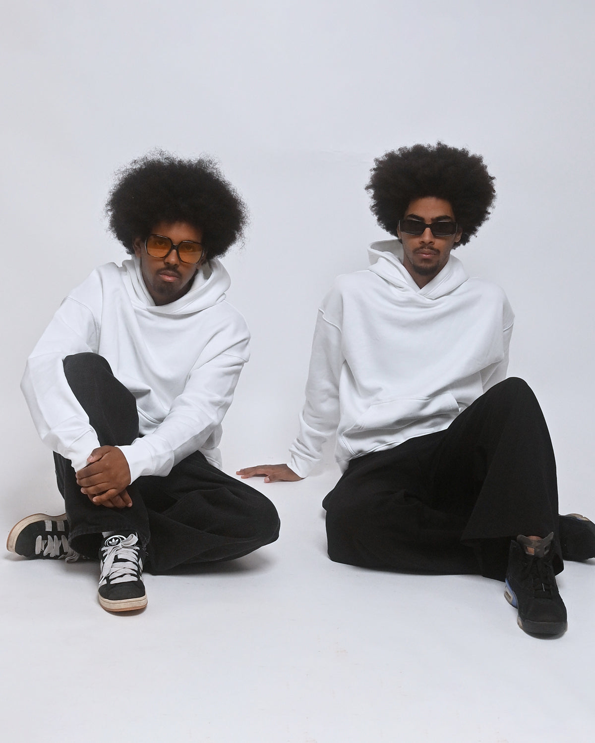 Skön vit unisex hoodie med fototryck på ryggen