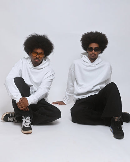 Skön vit unisex hoodie med fototryck på ryggen